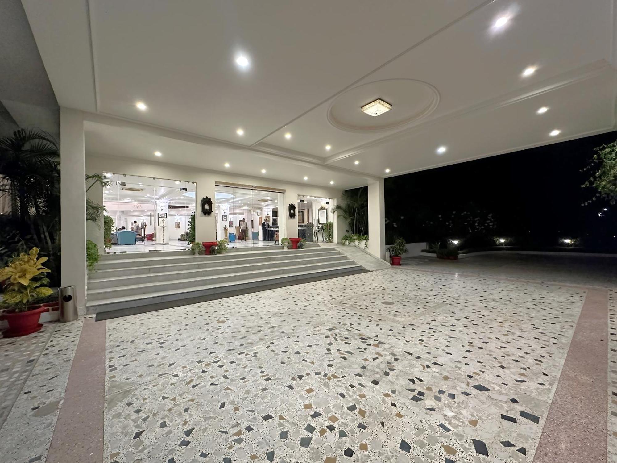 A S Hotels Кхаджурахо Экстерьер фото